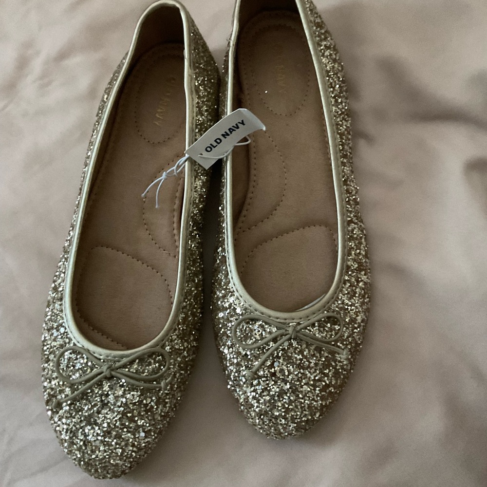 Old navy
Size 9
Glittery gold
Brand new tags on